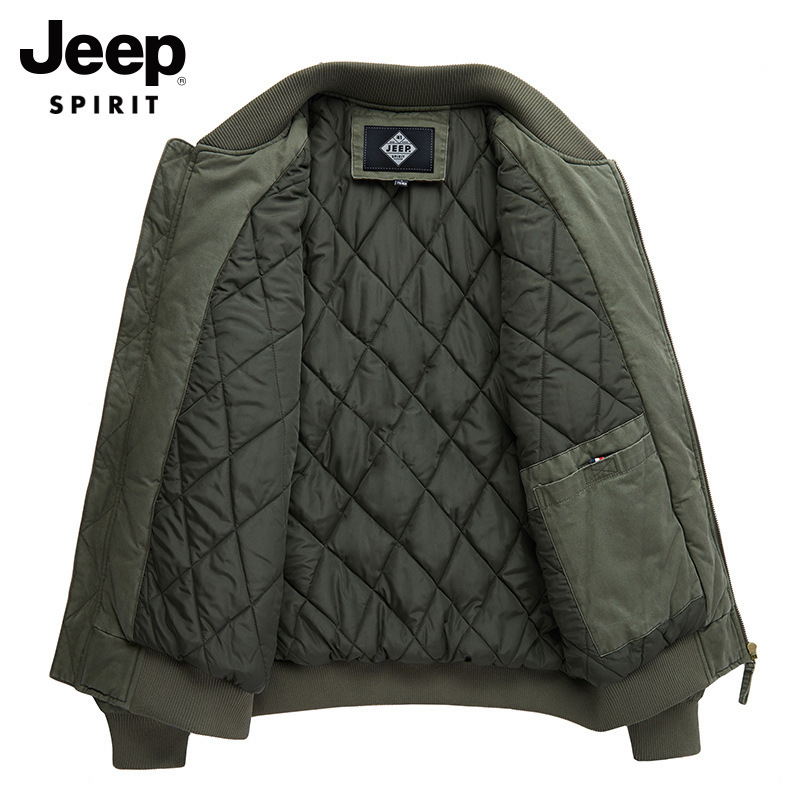 The new winter flight jacket for men is a loose and large-sized workwear cotton-padded jacket that is trendy and warm for the youth Application Scenario