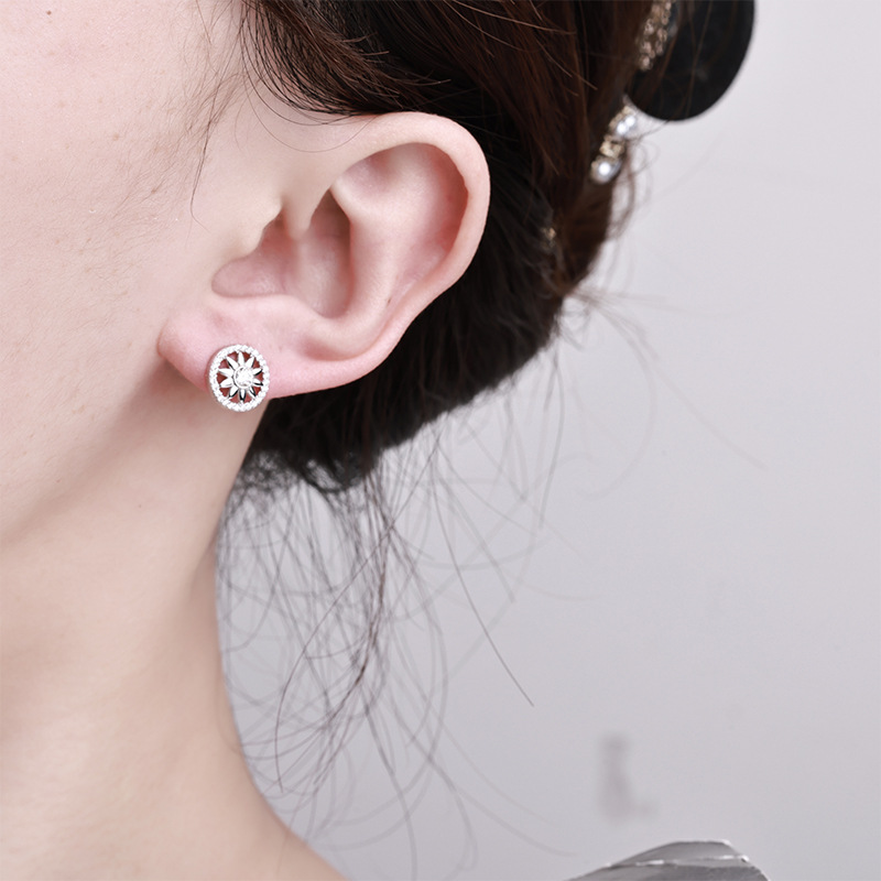 Zhuoheng has carefully selected new men's and women's earrings. The S925 silver-encrusted moissanite hip-hop round earrings are light luxury earrings