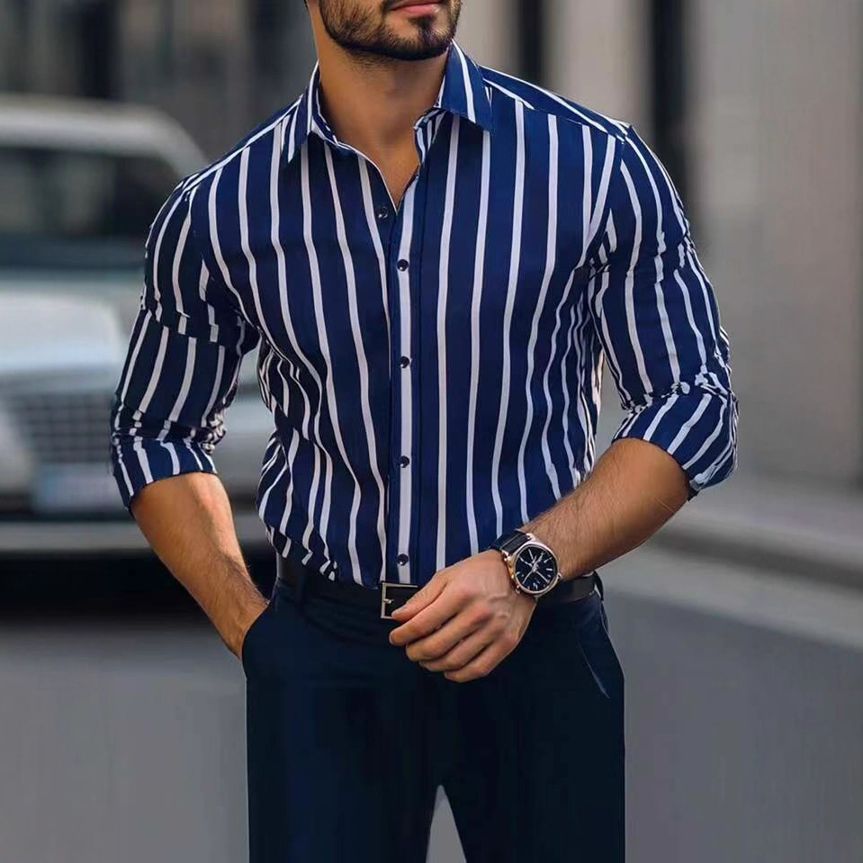 رجل ذو قميص طويل الأكمام مزخرف بأغلفة خفيفة عبر الحدود بين أوروبا والولايات المتحدة، 2025. Item Picture