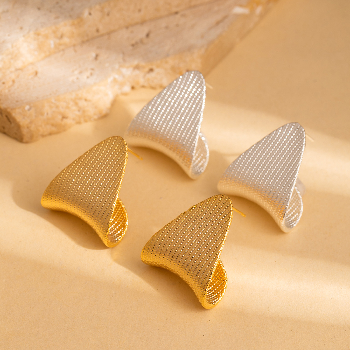 European and American style simple textured triangular ear studs, niche, light luxury, elegant and high-end, personalized and fashionable earrings Specification image