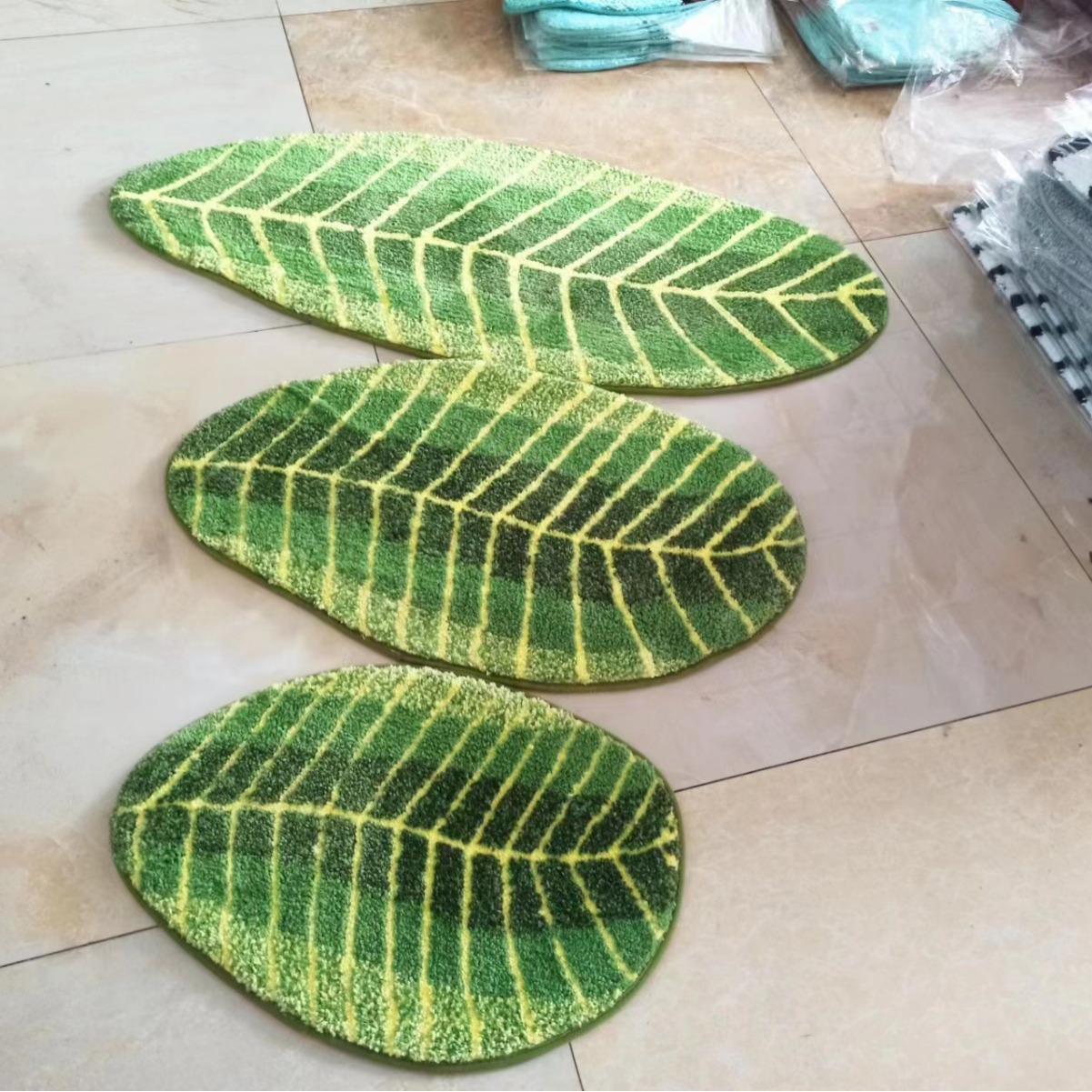 Hot-selling super-fine tufted embroidery flower cute animar-shaped smiling face game indoor bedroom bathroom absorbent door mat floor mat Item Picture