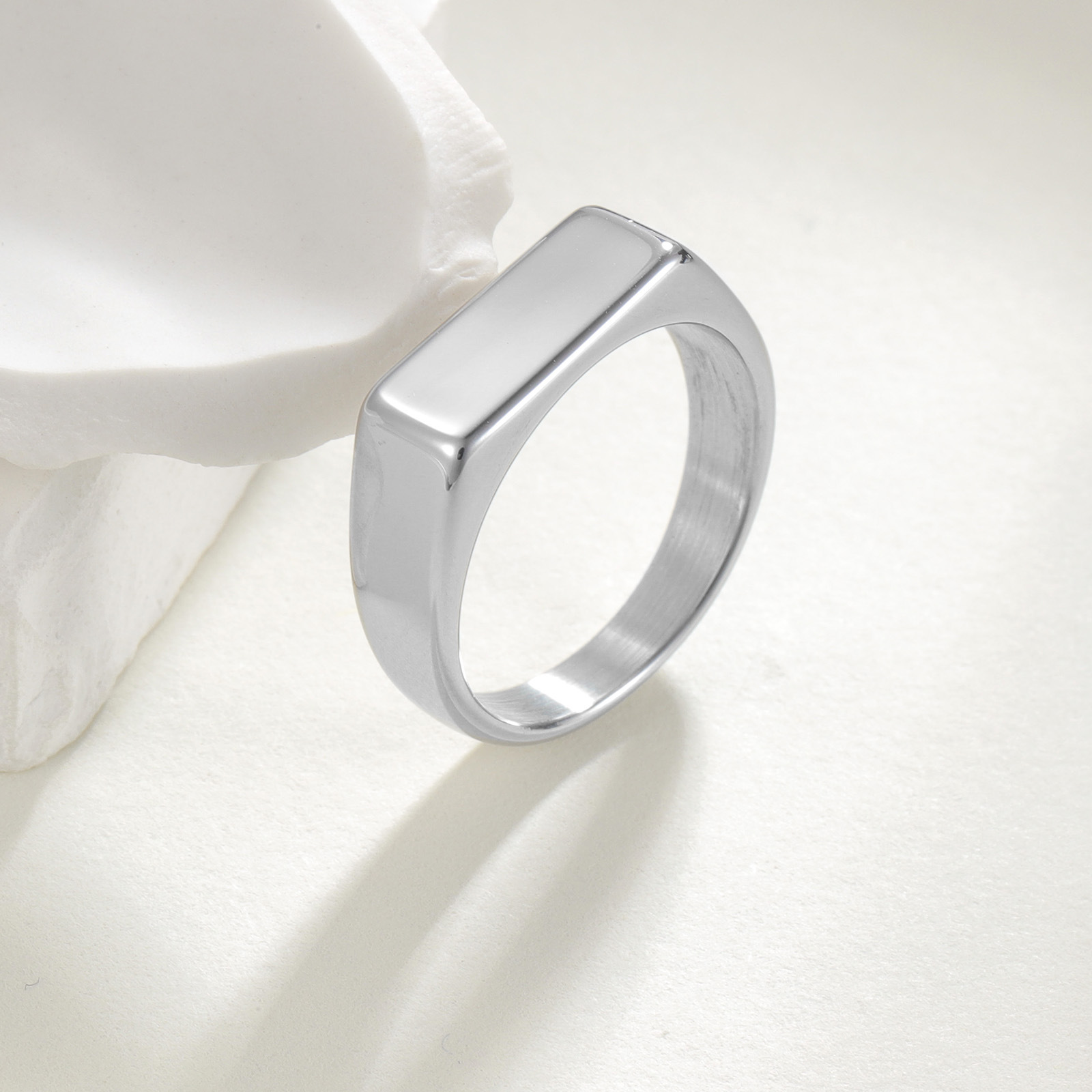 A 7mm titanium steel rectangular ring for European and American jewelry, a retro and trendy girl's unique cast stainless steel golden seal ring Specification image