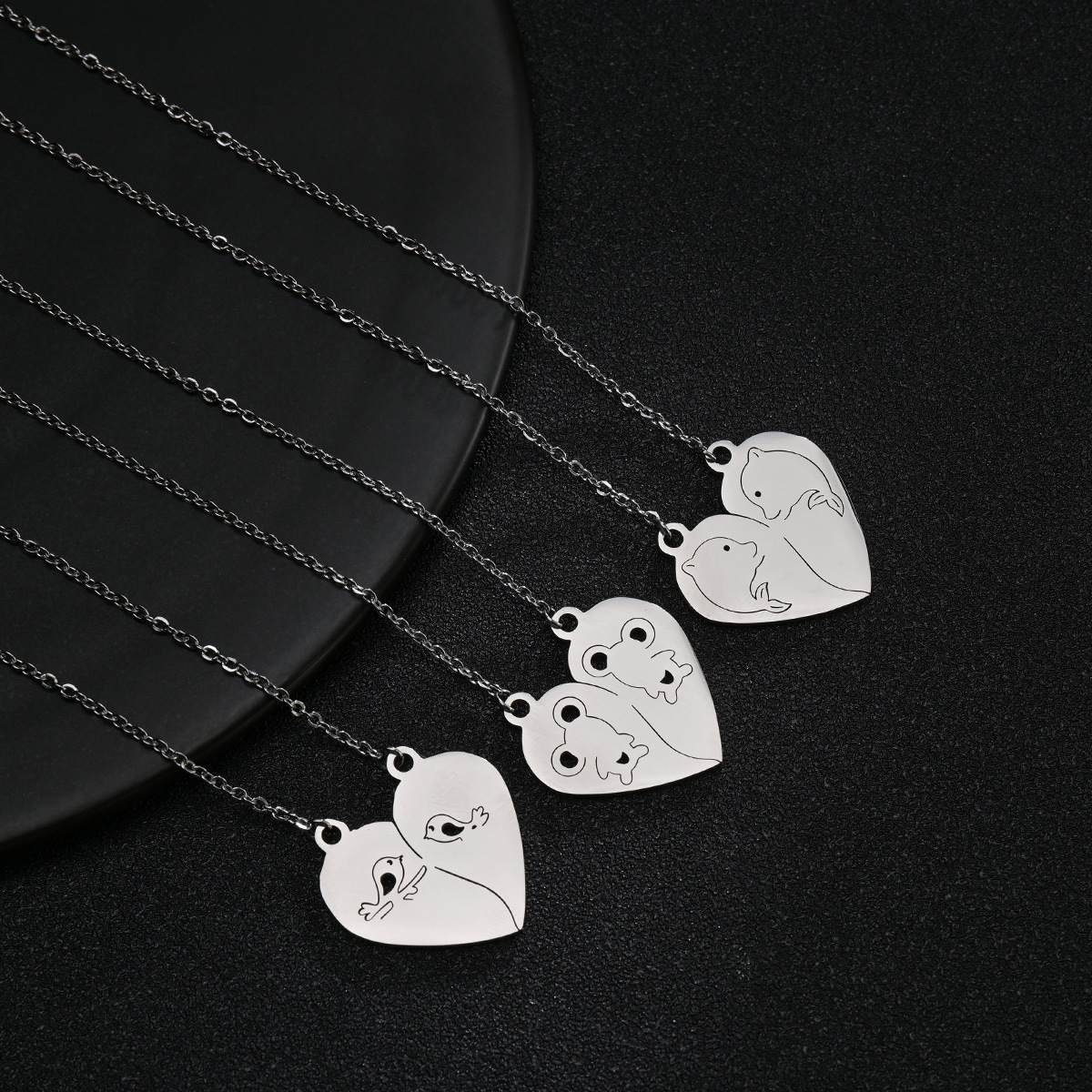 New popular couple necklaces in Europe and America, heart-shaped double-piece pendants, non-fading stainless steel jewelry factory wholesale Application Scenario