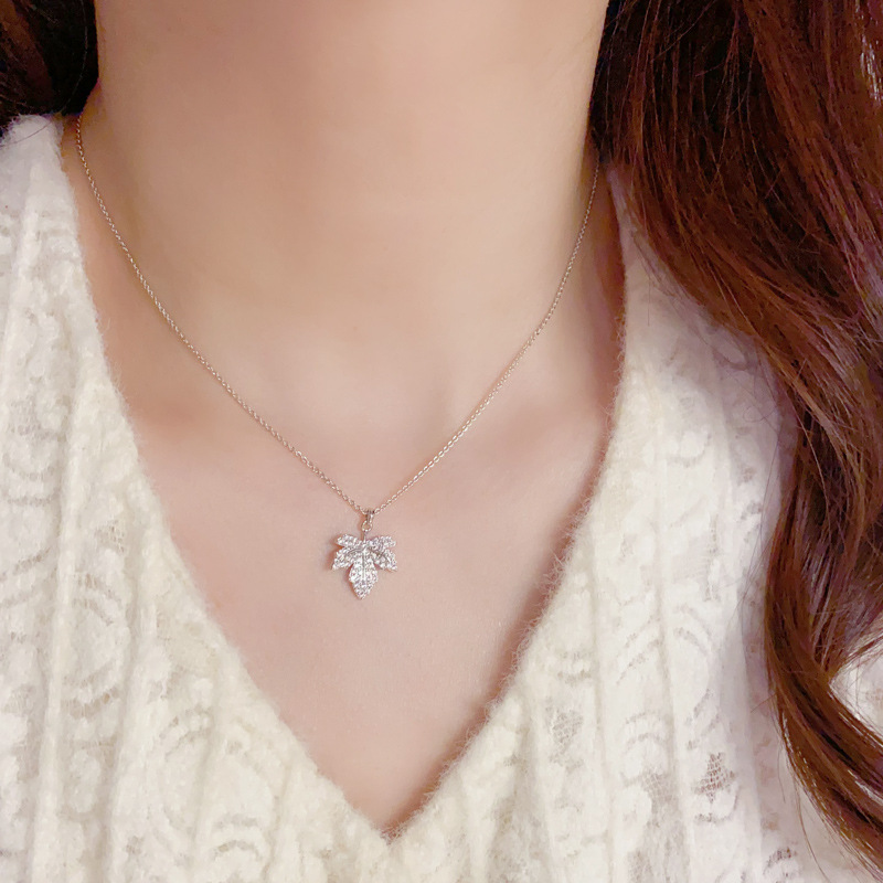 The new summer exquisite and fashionable super sparkling micro-inset maple leaf pendant necklace is unique, sweet, versatile and high-end collarbone chain