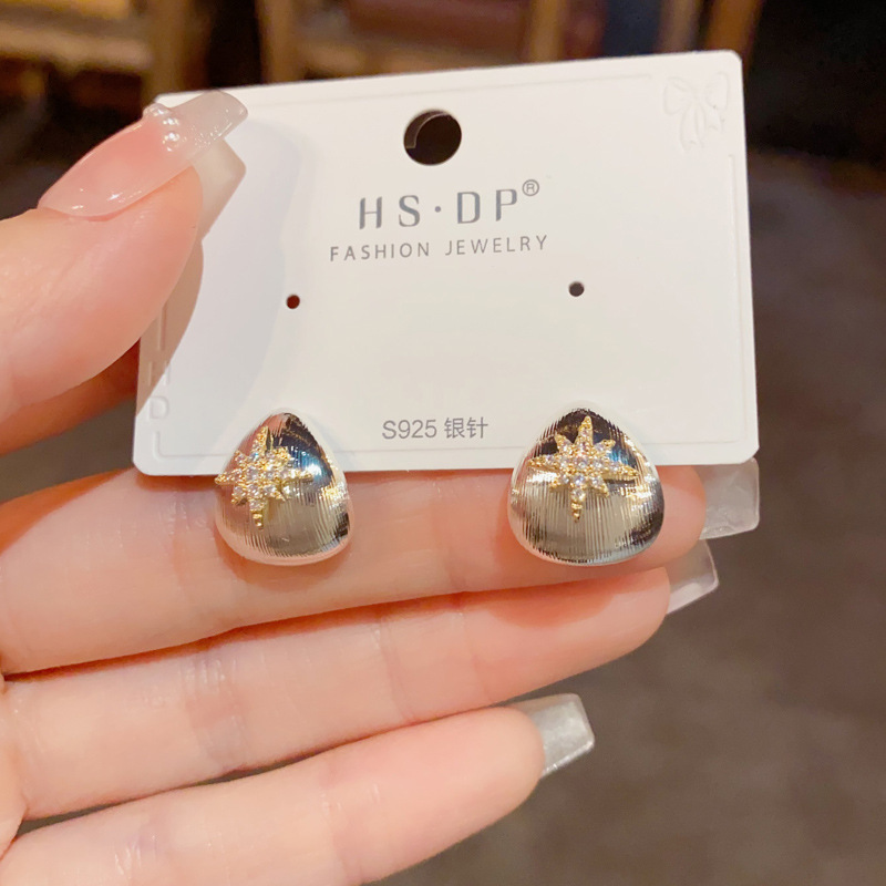 s925银针气质时尚简约金属三角形八芒星耳钉小众轻奢设计耳环批发详情图2