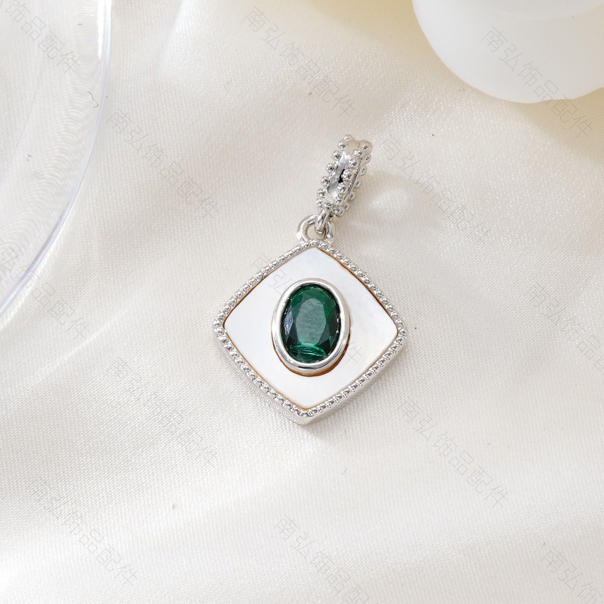 Pearl necklace clasp, copper plated with 18k gold and set with zirconium white shells, diamond-shaped pendant, high color retention DIY jewelry accessory details Picture