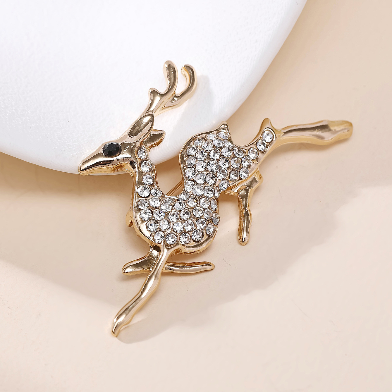 Korean diamond-encrusted deer brooch for women's elegant clothing, anti-glare collar pin, versatile sweater, coat, suit, brooch details Picture