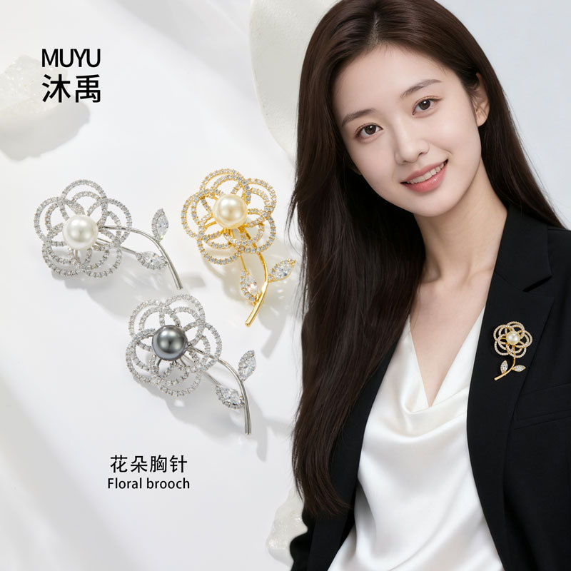 Light luxury daily commuting style zirconium hollowed-out flower brooch, copper alloy inlaid zircon high-end fashion pin brooch details Picture