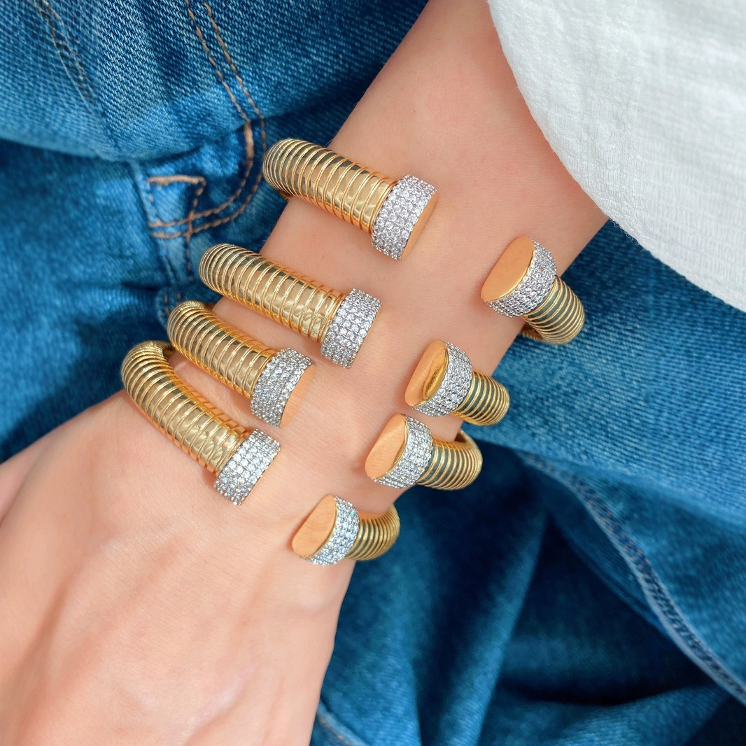 A light luxury, niche wide elastic vertical striped ring bracelet with a high-end and exquisite feel, a trendy vintage open-top diamond jewelry
