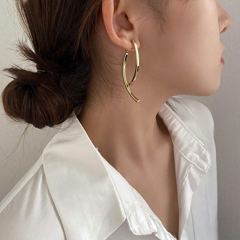 New long slimming earrings, European and American style stud earrings, high-end and niche design style metal earrings wholesale Specification image