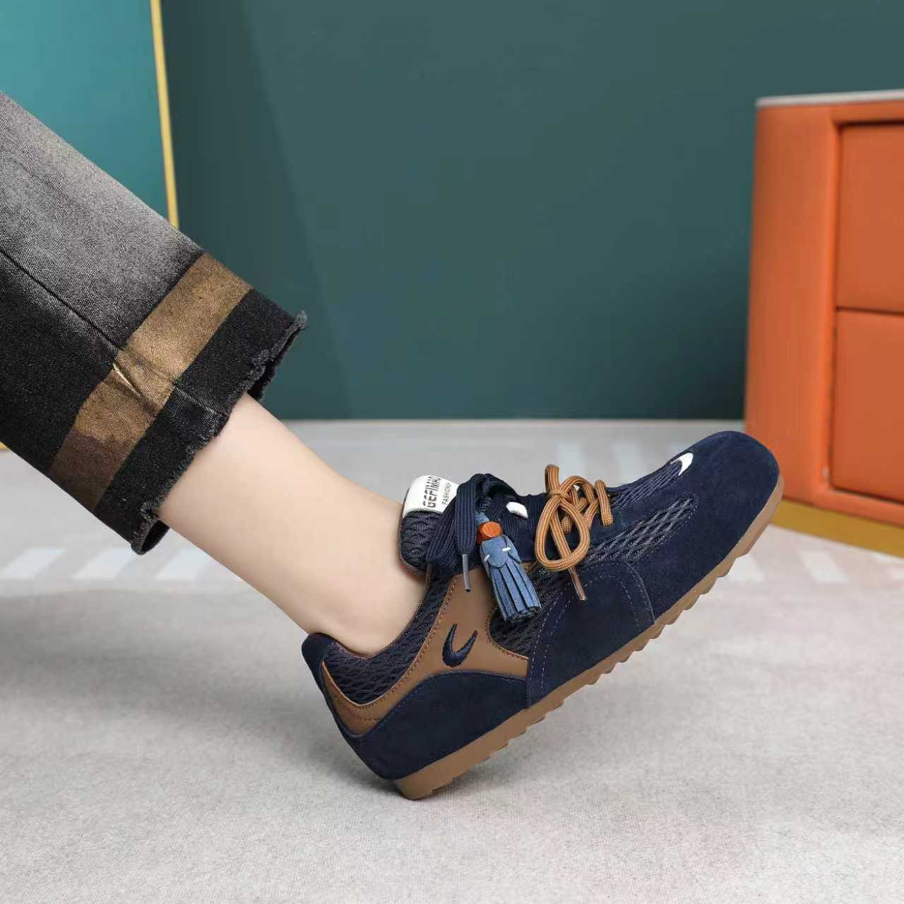 女式板鞋实物图