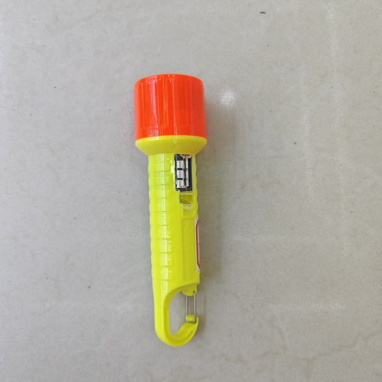 The new portable flashlight with a buckle design is an emergency lighting high-intensity flashlight that can be replaced with an electronic 322 Specification image