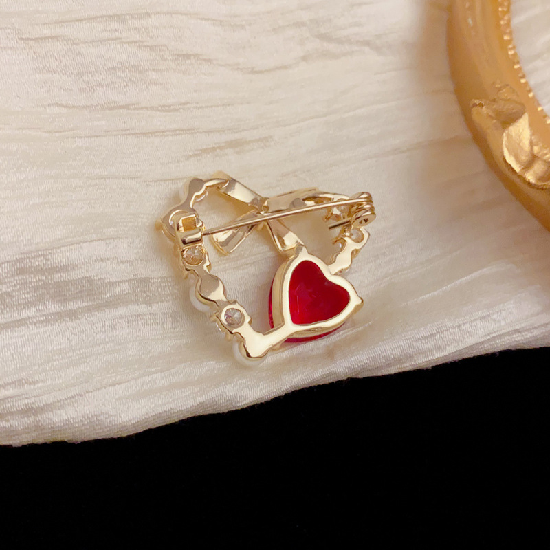 Wholesale of cross-border light luxury, versatile, super dazzling bow, full diamond heart brooch, high-end and fashionable accessories Specification image