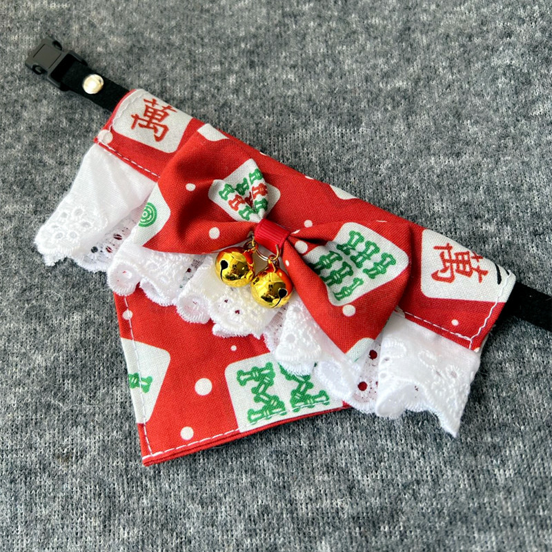 Red New Year-themed pet clothing, pet bibs, cat scarves, pet scarves, pet saliva wipes, knitted pet scarves, suitable pet accessories Application Scenario