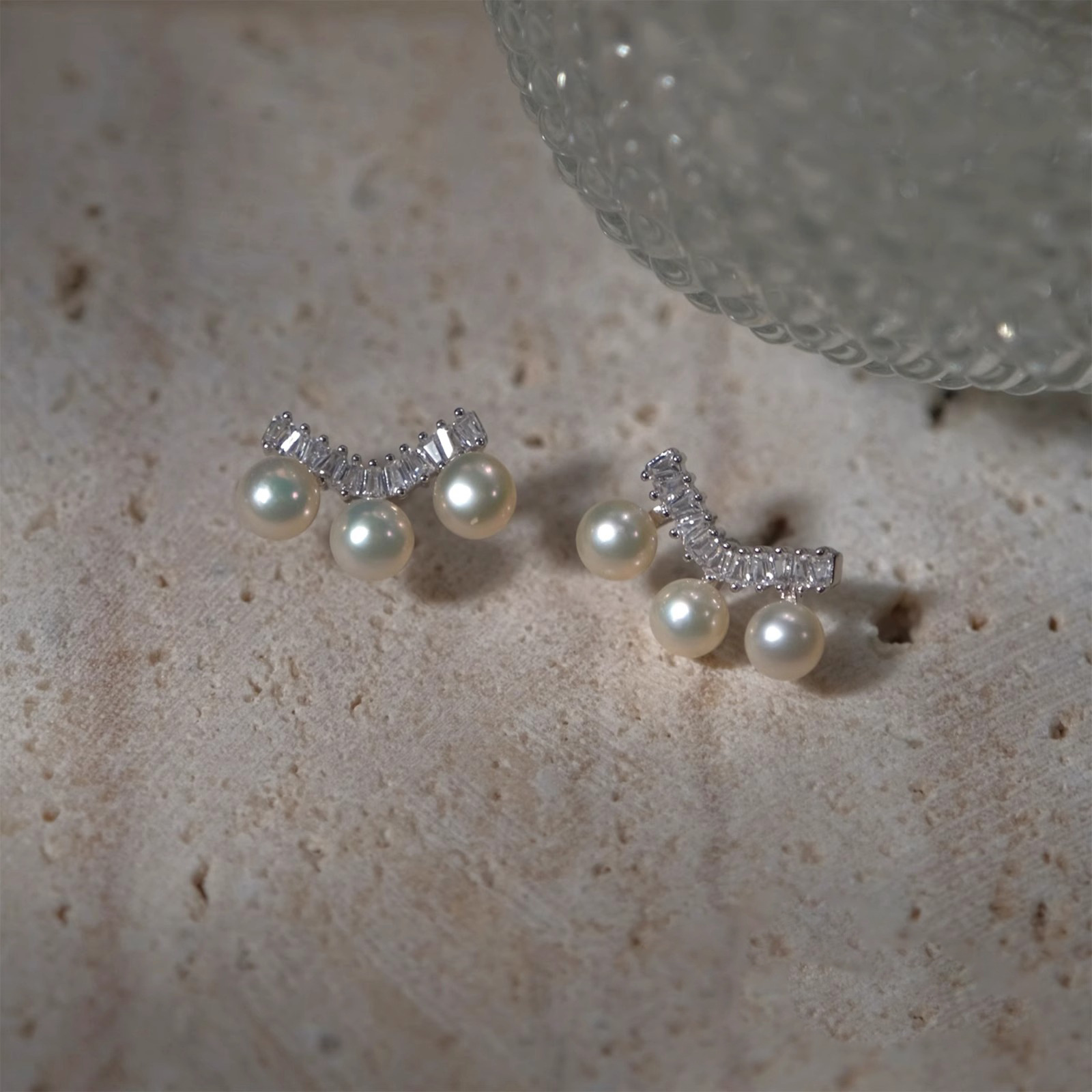 New light luxury, niche and sweet ear studs for women, small and exquisite, slightly inlaid zircon pearl mosquito repellent coil ear clips, no ear holes