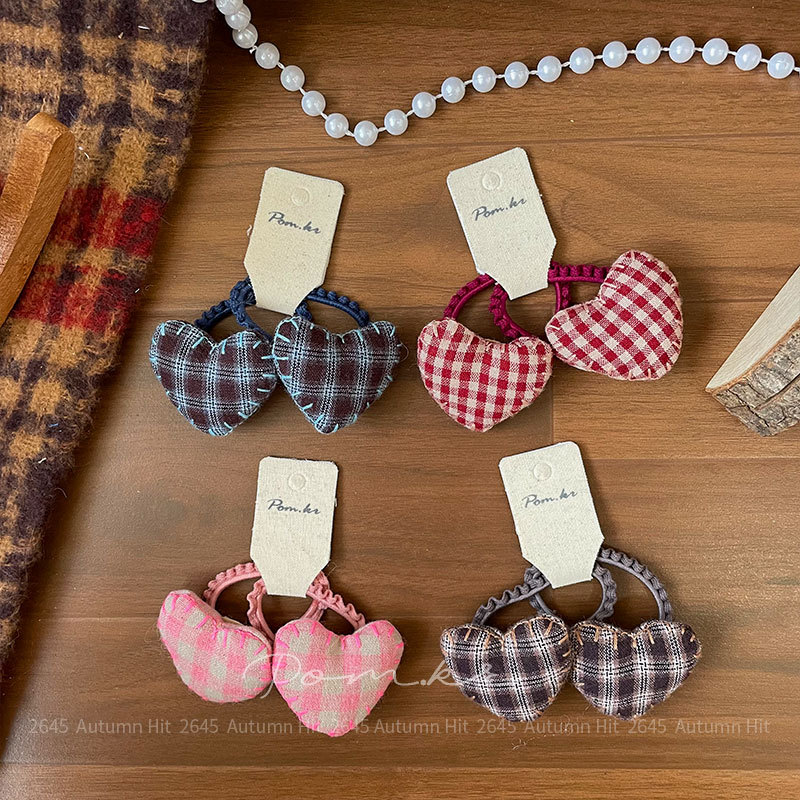 New Korean autumn and winter retro checkered heart-shaped hair band, soft and cute double heart-shaped headband, Korean girlish style hair tie Application Scenario