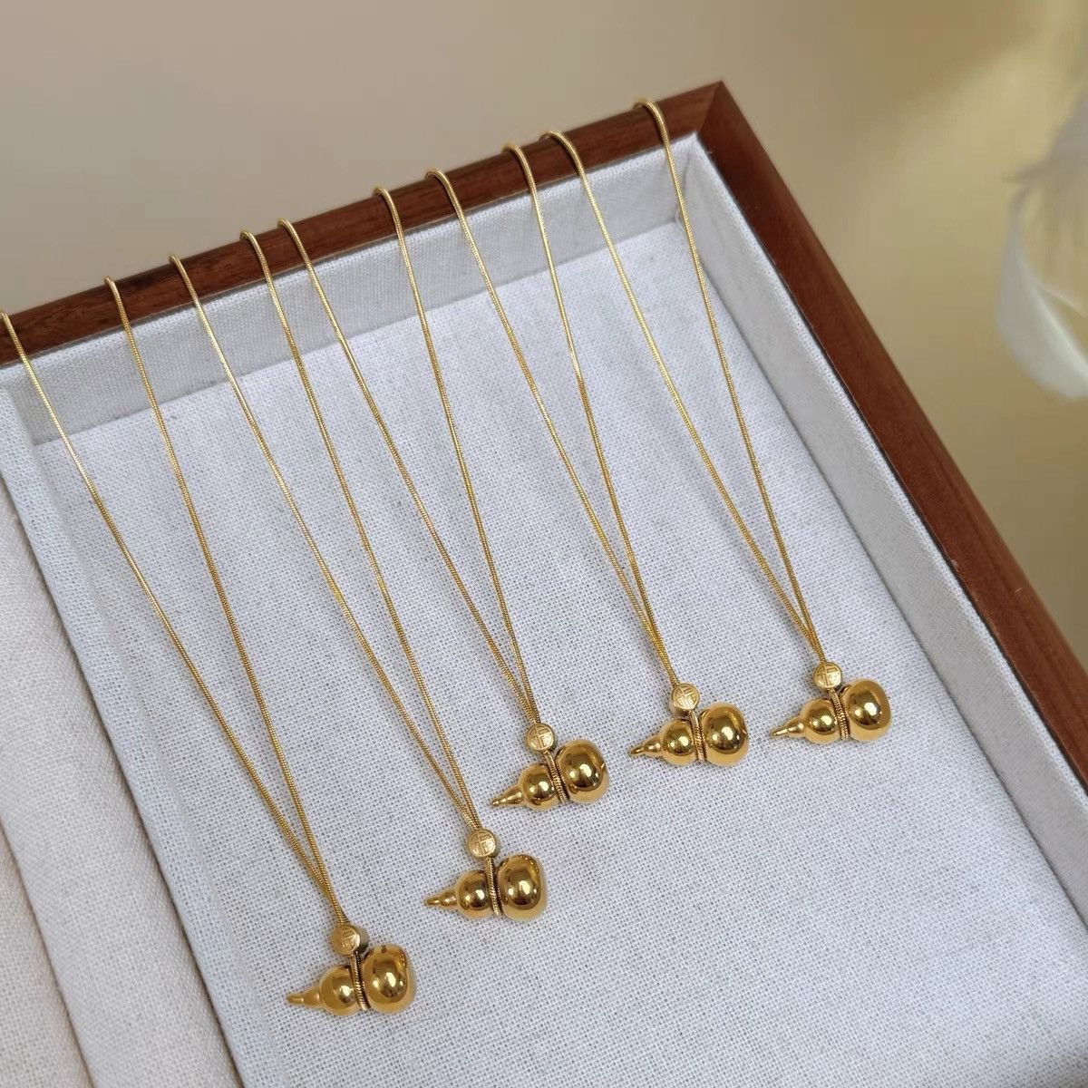 Gold-plated titanium steel wealure-attracting gourd necklace, traditional golden "Fu" character collarbone chain, trendy and niche design for women Application Scenario