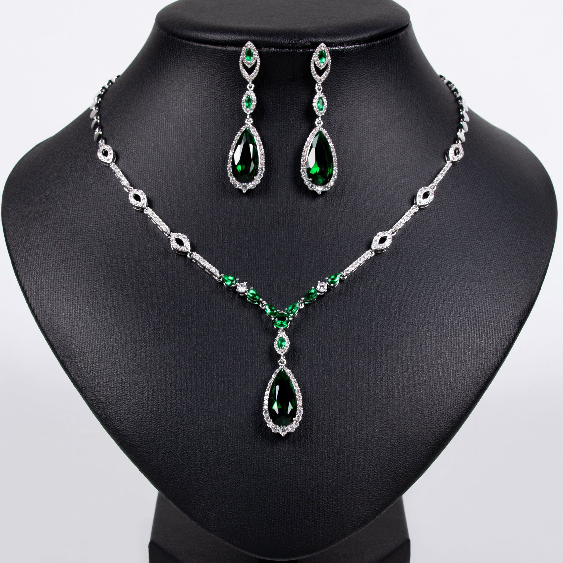 Emerald bride teardrop necklace earrings, elegant and refined collarbone chain, niche, light luxury and high-end necklace for women wholesale Application Scenario