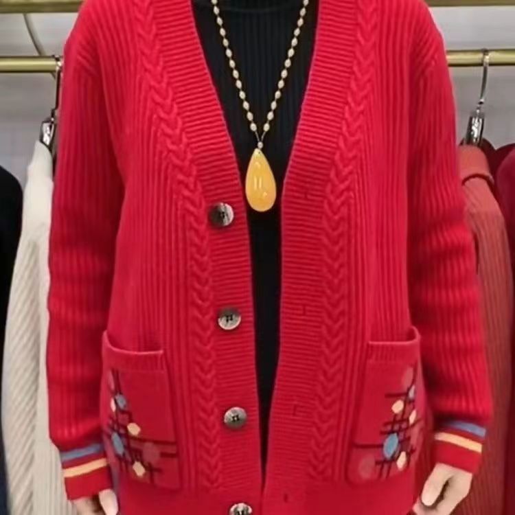 A loose knitted cardigan for middle-aged and elderly people in spring and autumn, paired with a new double-pocket jacket from 2024, is a fashionable and youthful women's wear Specification image