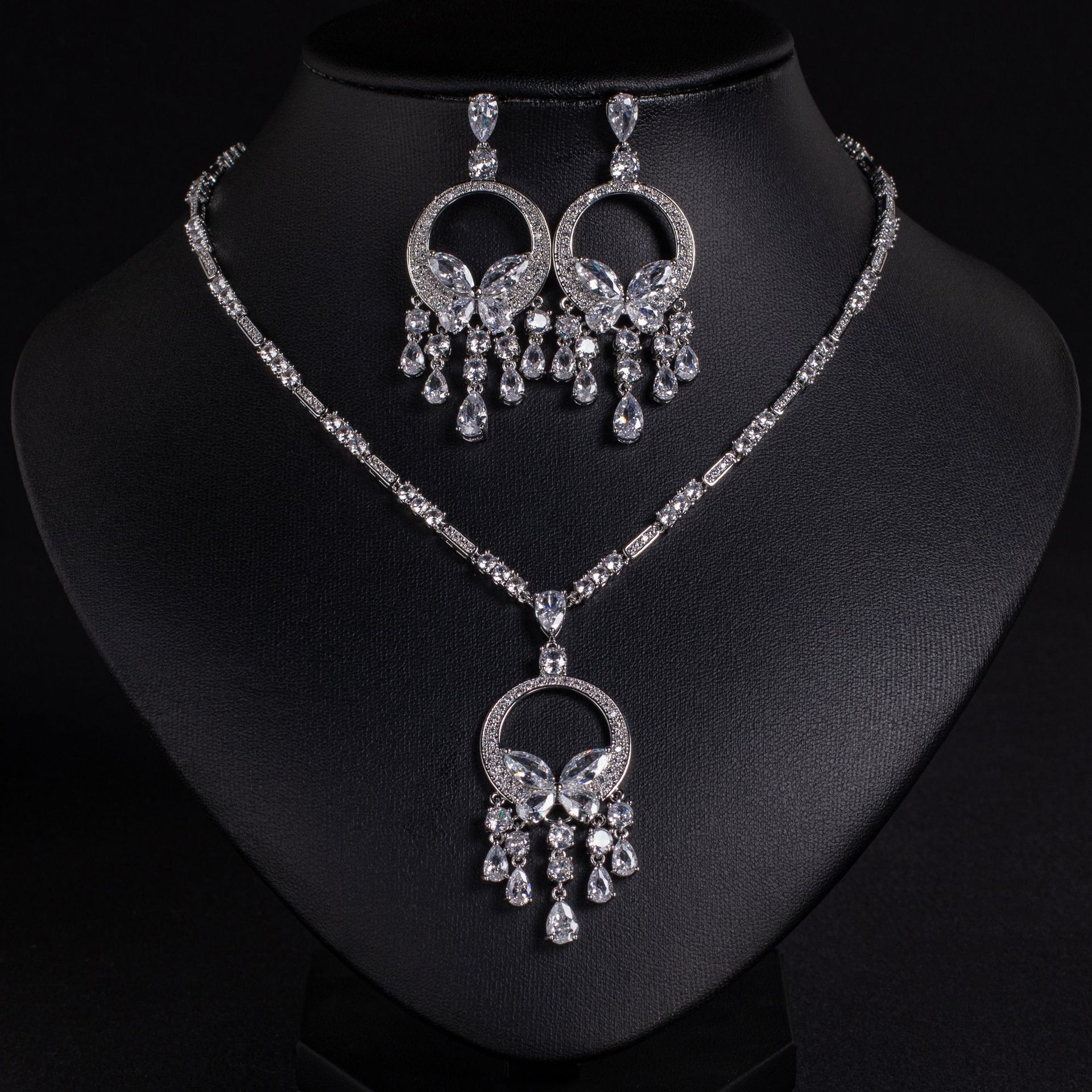 The zircon tassel necklace of the same style as cross-border jewelry is a high-end and versatile accessory for women. It is a niche, light luxury and high-end collarbone chain Application Scenario