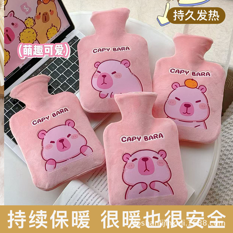 أكياس المياه الساخنة في محل بيع المياه في مصنع المصدر