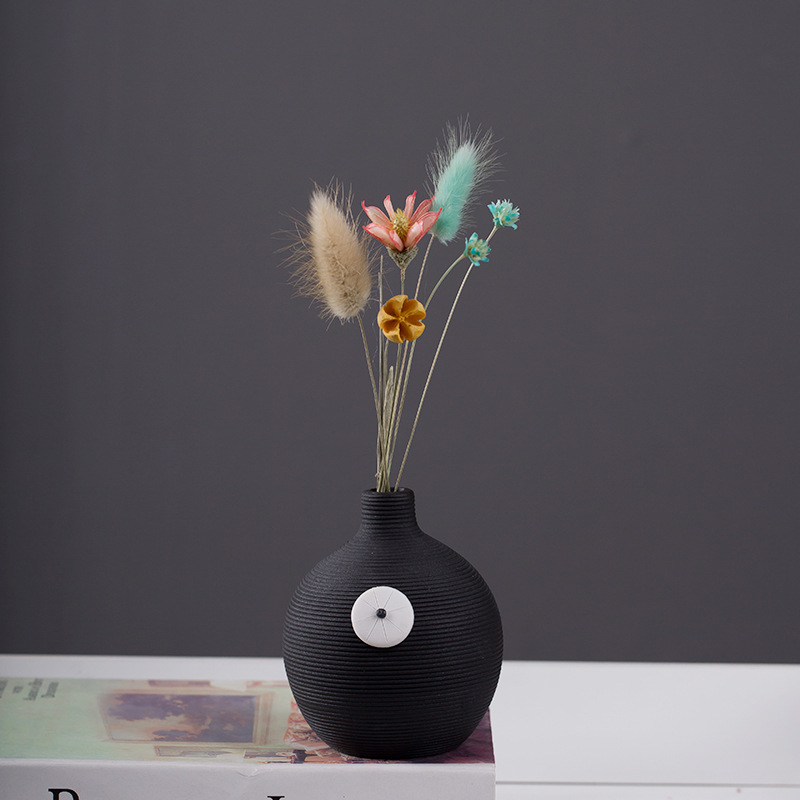 2026 Modern and simple ceramic vase, creative threaded Pothos hydroponic flower vase, Nordic home dried flower arrangement decorative item Application Scenario