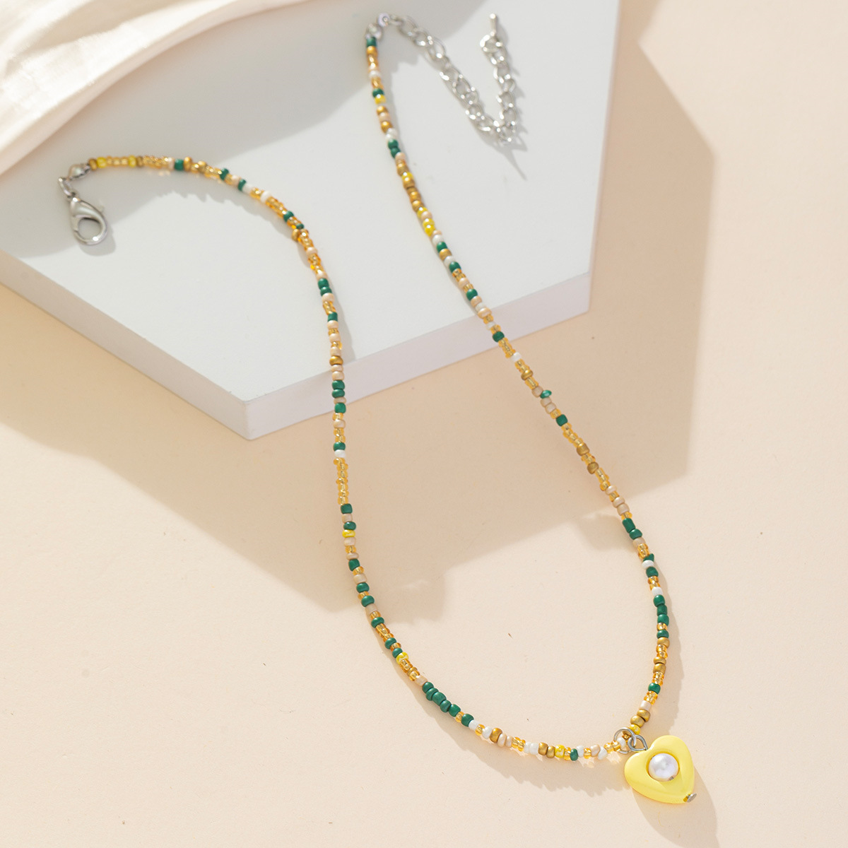 Colorful beaded necklaces in a cute and sweet style, pearl heart-shaped collarbone chains with versatile pendants and necklaces wholesale in a fresh and clean style Application Scenario