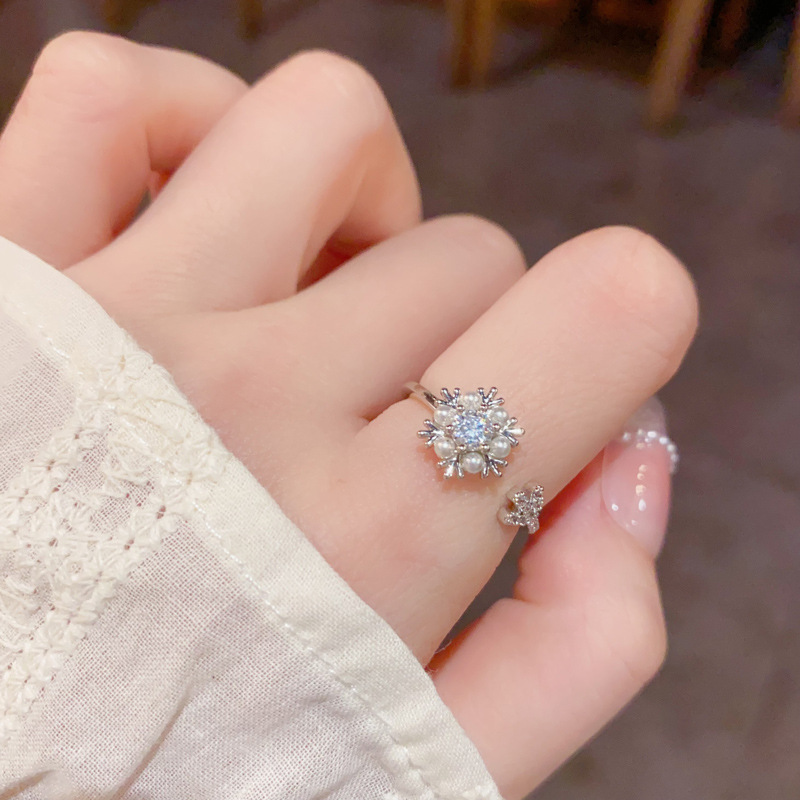 Wholesale of niche, exquisite, fashionable, versatile, super shiny diamond-encrusted pearl snowflake open-mouth rings with a light luxury and simple design sense