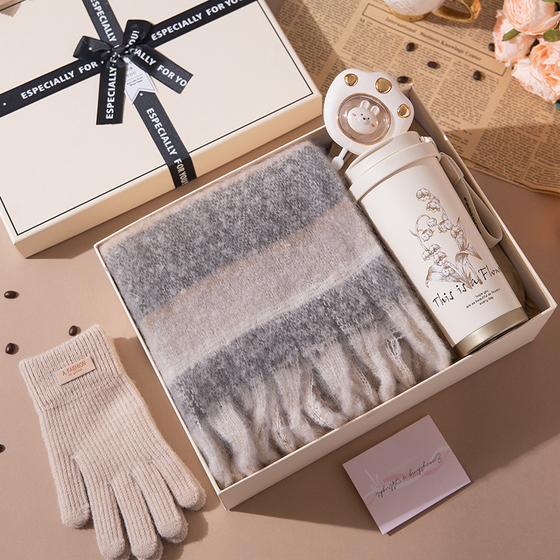 A new women's Day scarf gift box for winter, a practical birthday present for girls with a high-end feel. Best friends and girlfriends details Picture
