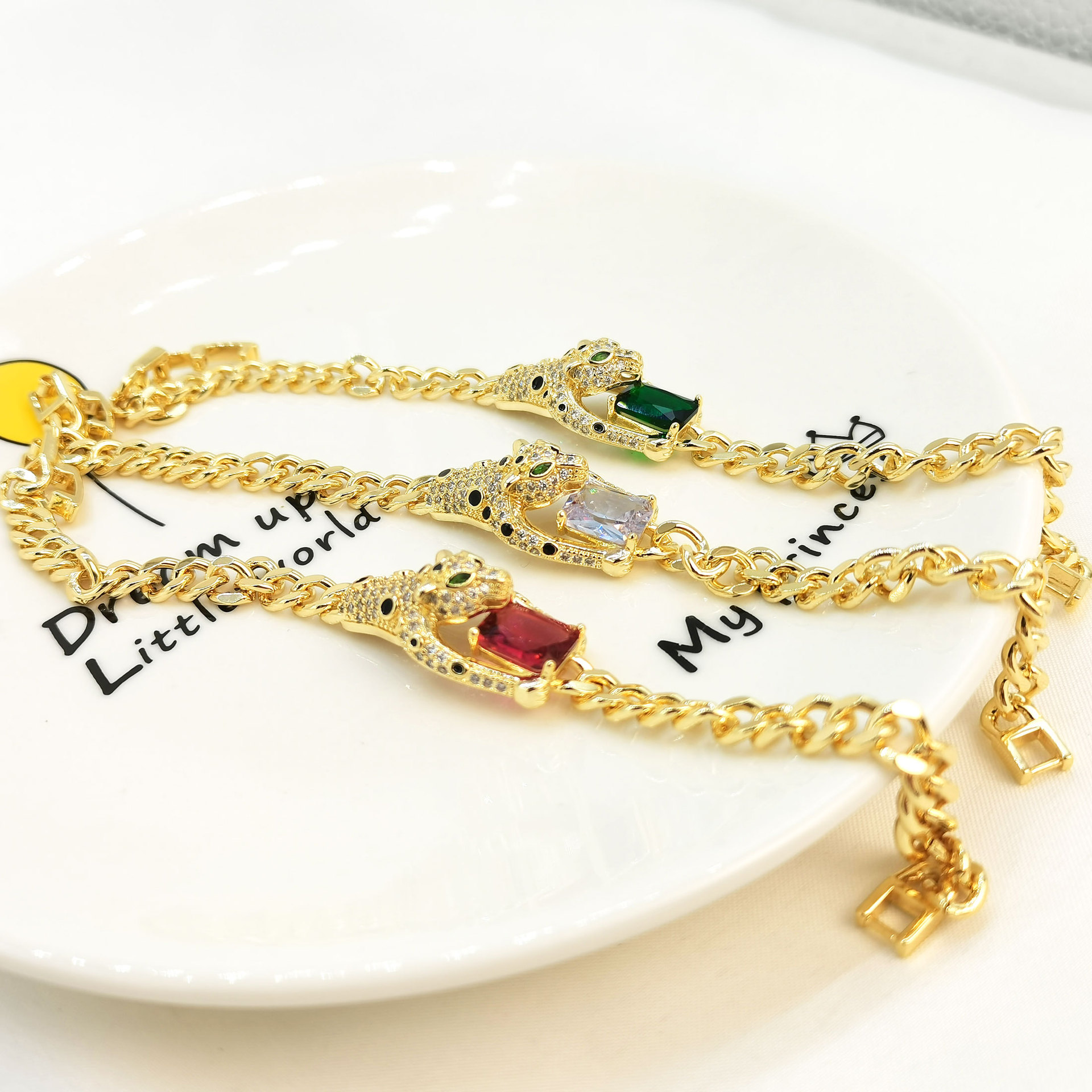 The exaggerated hip-hop Cuban chain bracelet from Europe and America is trendy for both men and women, with a cold and individualized style. The zircon leopard head bracelet is fashionable