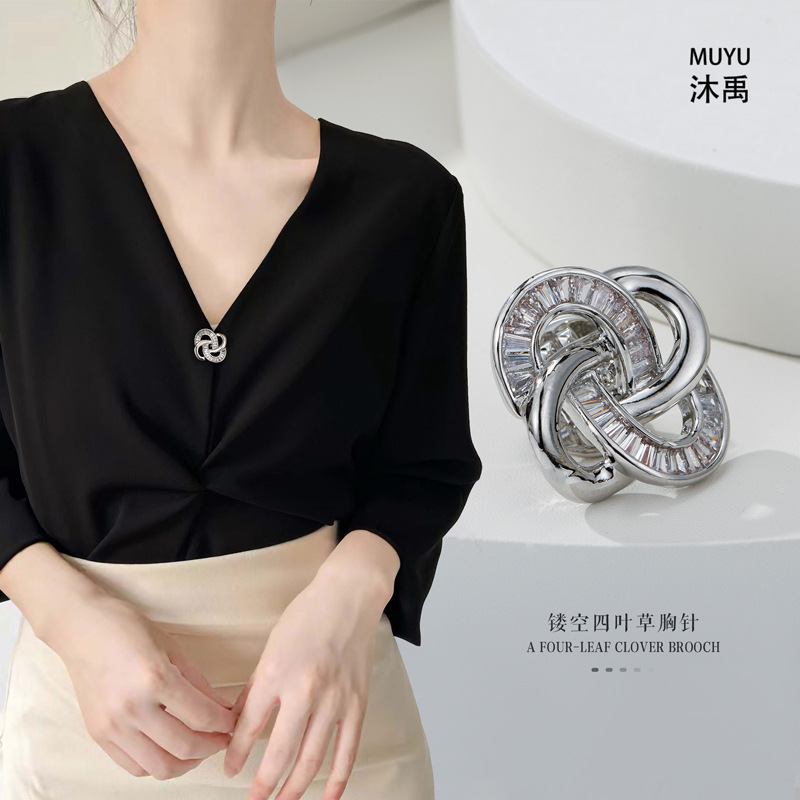 A new trendy neckline decorative brooch with a small chanel-style silk scarf buckle, a corset, and a geometric design brooch for a suit overcoat A new trendy neckline decorative brooch with a small chanel-style silk scarf buckle, a corset, and a geometric design brooch for a suit overcoat