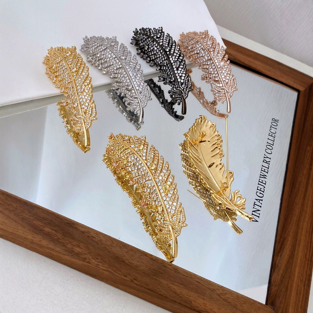 New exquisite and heavy zircon feather brooch, fashionable and elegant suit, large feather accessory, coat, sweater, brooch for women Application Scenario
