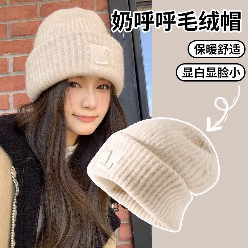A new winter style of large-headed knitted loose hats for women, which look good on the face and keep warm, thickened knitted cold hats with ear protection, pile of woolen hats, wholesale from street stalls