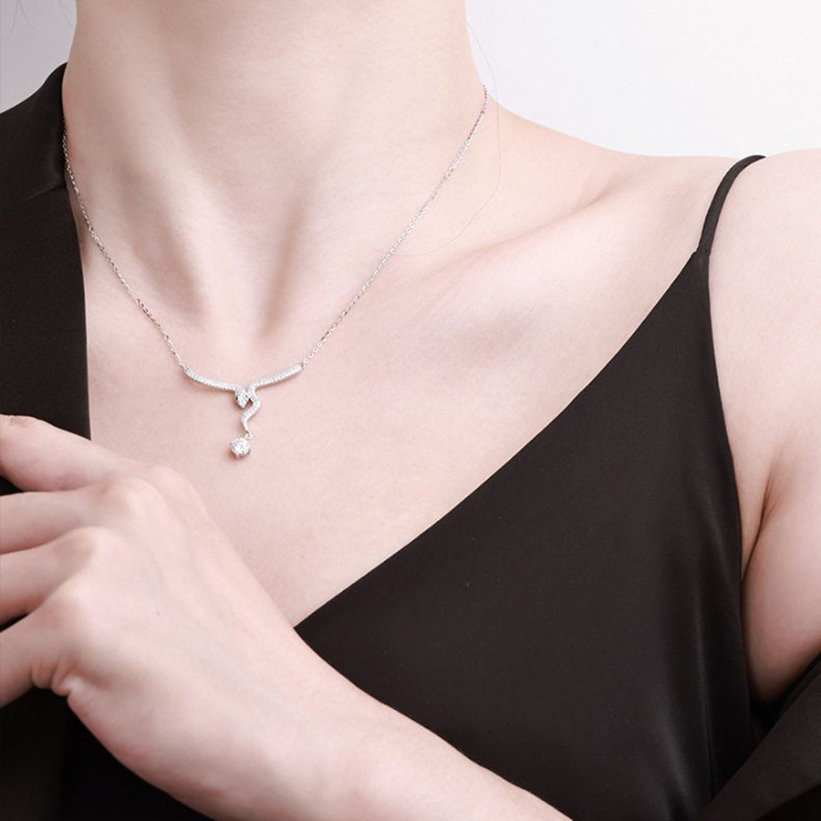 A new exquisite diamond-encrusted small spirit snake pendant necklace for the Year of the Snake. It is a high-end design pendant for women's zodiac year of the Snake