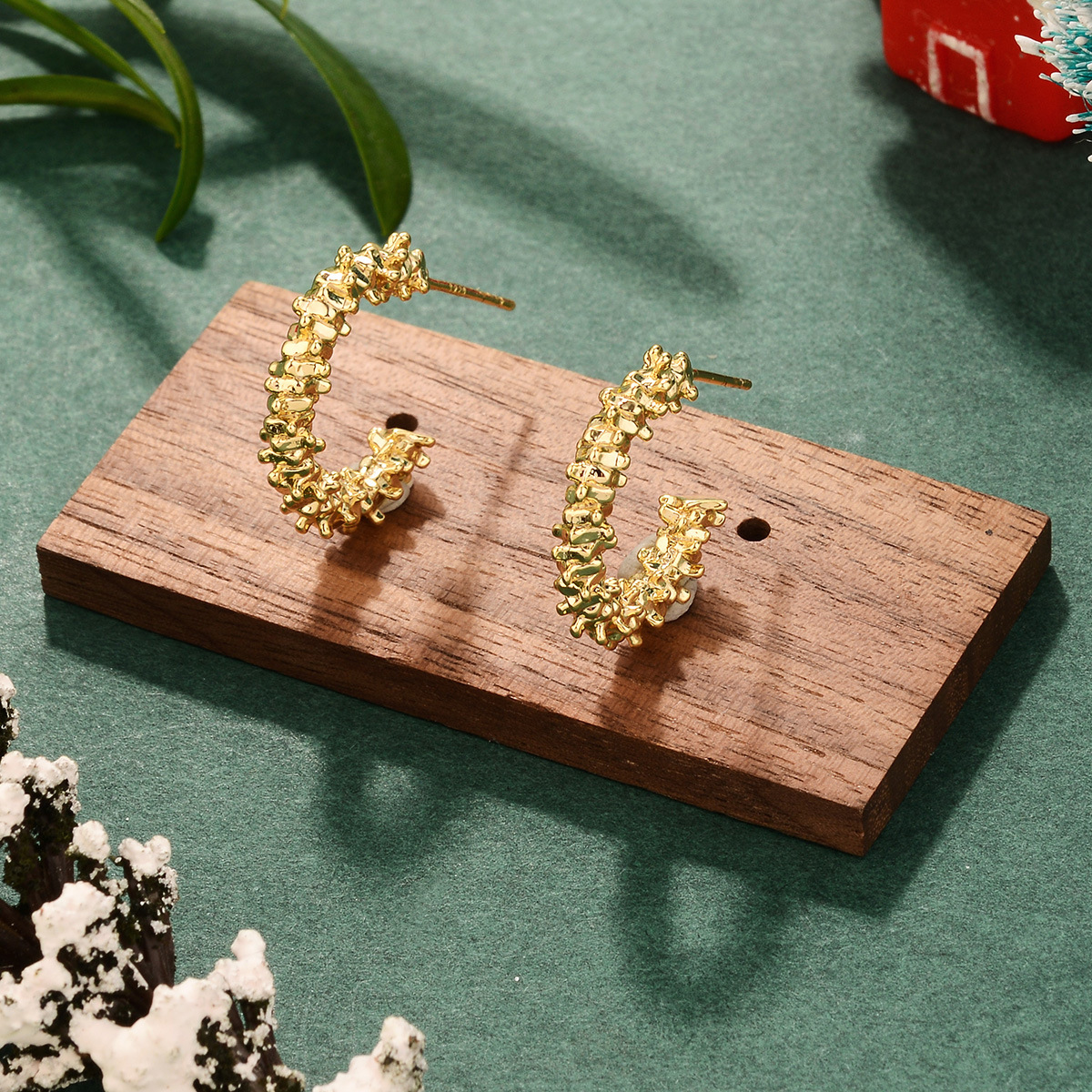 Amazon's new Christmas earrings are copper-plated with real gold and slightly inlaid with zircon, a fashionable women's C-shaped geometric design for autumn and winter Specification image