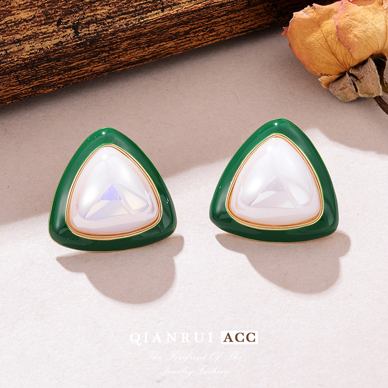 时尚新款三角形珍珠耳钉设计感小众女耳环几何气质简约耳饰品批发