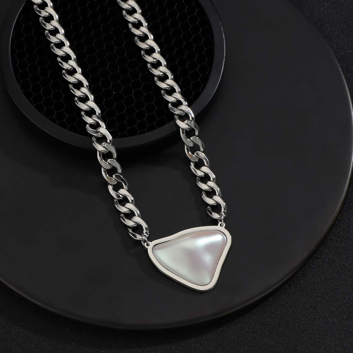 Cross-border supply, thick collarbone chain, heart-shaped gemstone necklace, pendant, European and American hip-hop street accessory factory direct sales Specification image