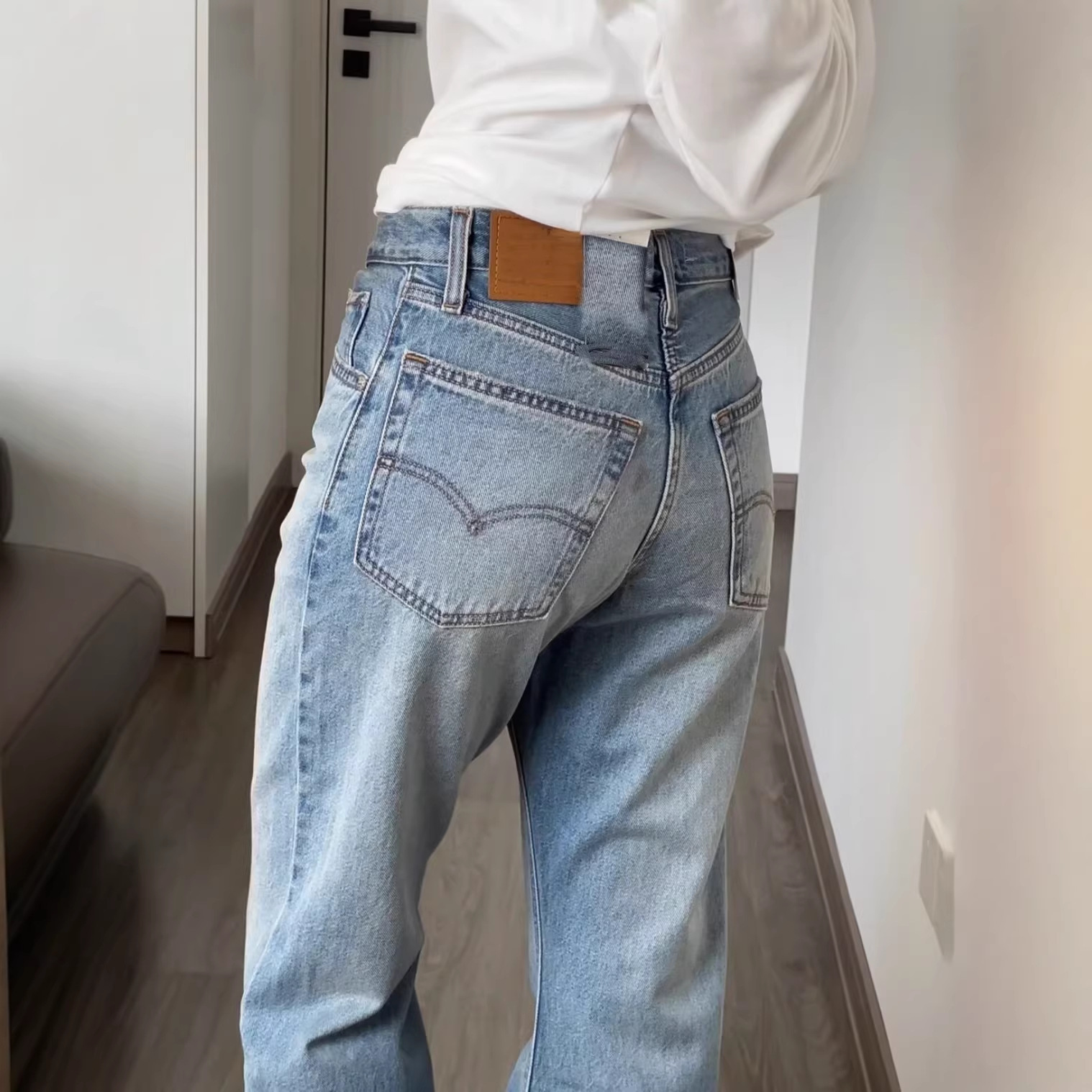 The new loose, slightly flared jeans for early spring are a perfect match for women with a high waist, which can lift the buttocks and make them look slimmer Specification image