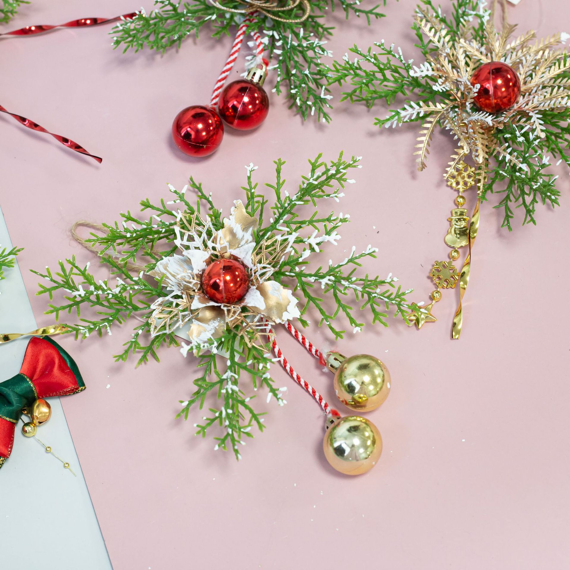 Decoración navideña ramo de flores sombreros navideños guirnaldas navideñas bolas navideñas colgantes navideños arreglos navideños conjuntos de suministros Specification image
