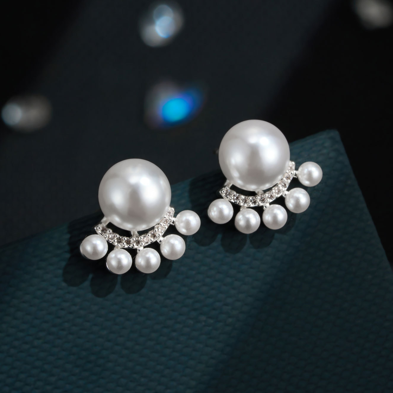 French light luxury fan-shaped staggered pearl stud earrings, copper alloy inlaid with zirconium s925 silver needle, high-end, fashionable and versatile earrings Application Scenario