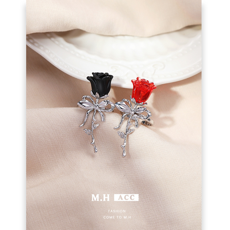 This Japanese and Korean rose open ring is a unique, fashionable and high-end index finger ring for women. It exudes a sweet and cool charm and is an adjustable jewelry Specification image