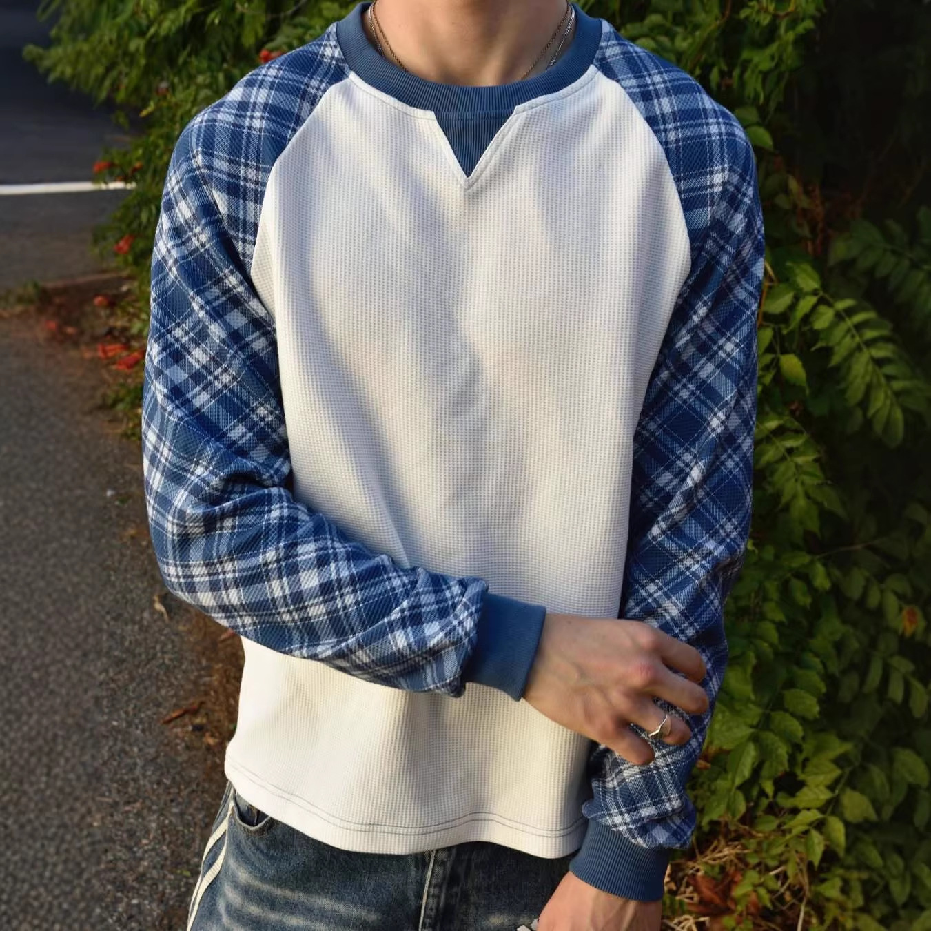 This is a retro outerwear with a long-sleeved T-shirt and a pullover from the European and American ins cross-border style, featuring a textured sleeve and a round neck. It's a street trend details Picture