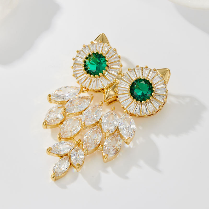 The light luxury, dynamic and high-end owl brooch is made of copper alloy, set with zircon and electroplated with real gold, making it a versatile commuter brooch Application Scenario
