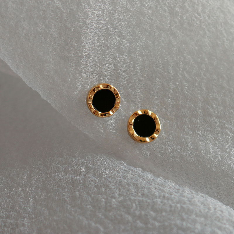 S925 silver needle stud black earrings for women, a niche design for women with a sense of sophistication and a cool summer vibe Application Scenario