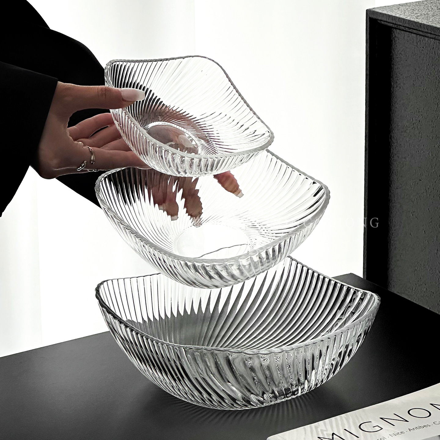 High-end glass fruit plate, living room coffee table, fruit plate, light luxury snack display plate, striped salad bowl