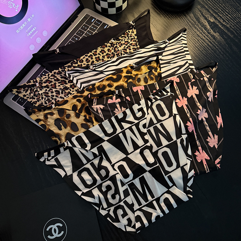 The new women's printed underpants are paired with fashionable accessories. The thin straps cover the buttocks, providing a comfortable low-waist T-shaped seamless underpants for women