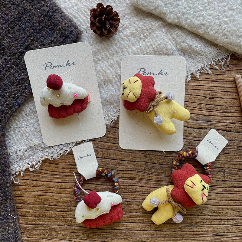 New Korean-style sweet autumn and winter mini cake hair clips, children's handcrafted fabric side fringe hair clips, hair accessories and hair bands Application Scenario