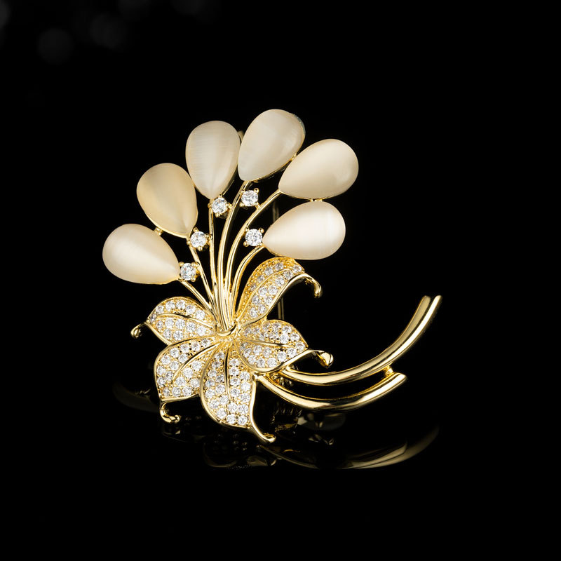 Fashionable and high-end cat's eye brooch, niche luxury and exquisite leaf-shaped brooch, new high-end pin accessories