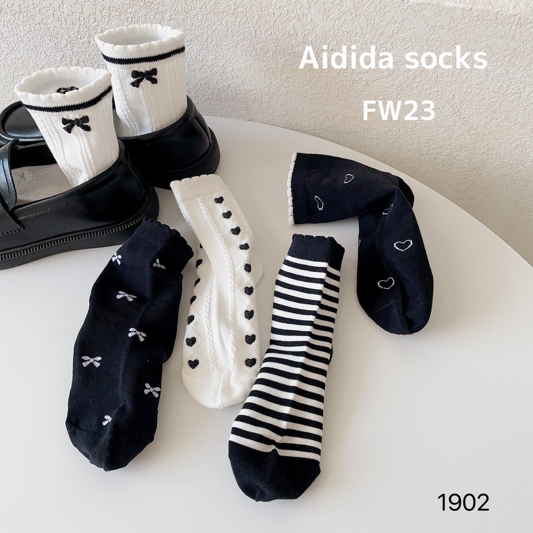 Aidida 1902 Boys' and Girls' Socks 2024 Spring, Autumn and Winter Cotton Black and White Small heart-shaped Lace mid-calf Socks Application Scenario