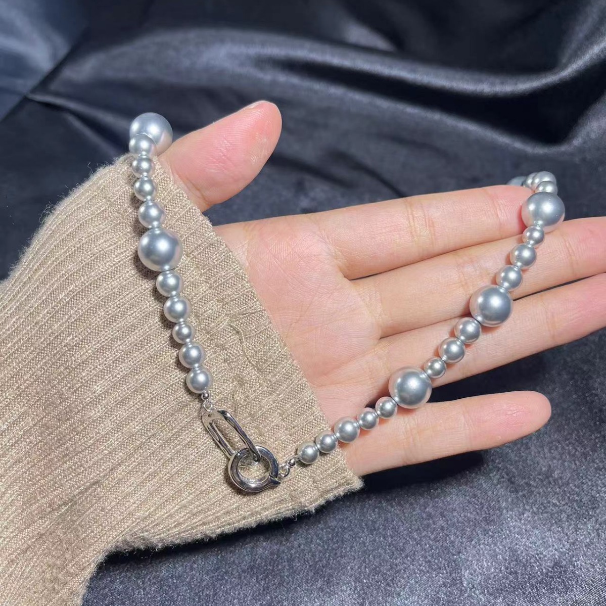 French romance is so abundant. The grey pearl necklaces come in various sizes and are versatile, elegant, trendy and fashionable in the workplace. The collarbone chain Application Scenario